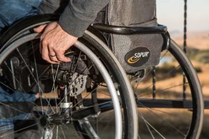 גבר בכיסא גלגלים לאחר תאונה