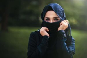 אישה ערבייה עם כיסוי ראש ופה