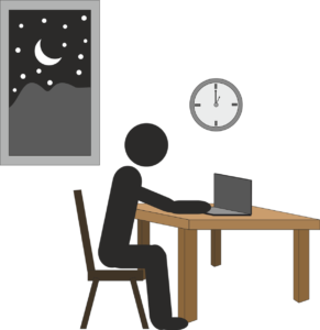 איש עובד על המחשב בלילה