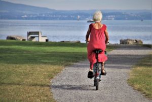 אישה מבוגרת רוכבת על אופניים